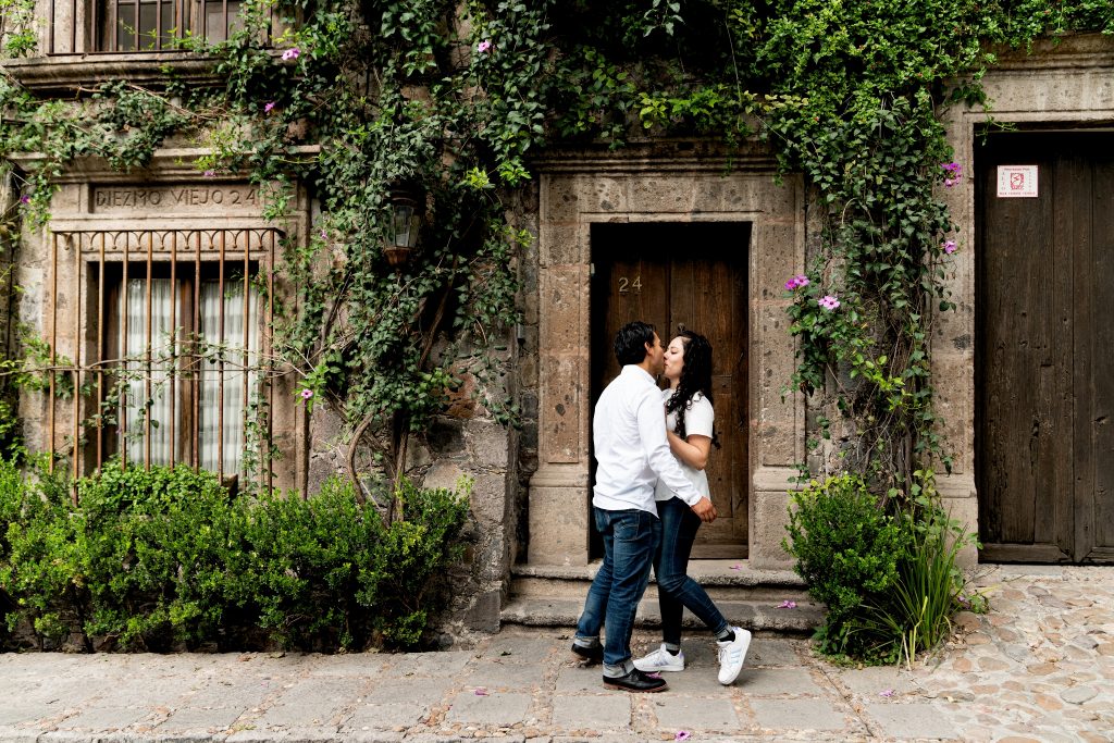 Foto de Boda en San Miguel de Allende y sus alrededores. Fotógrafo de boda Mariano Ramírez foto preboda, fotografía de pareja. Fotos originales de bodas.
